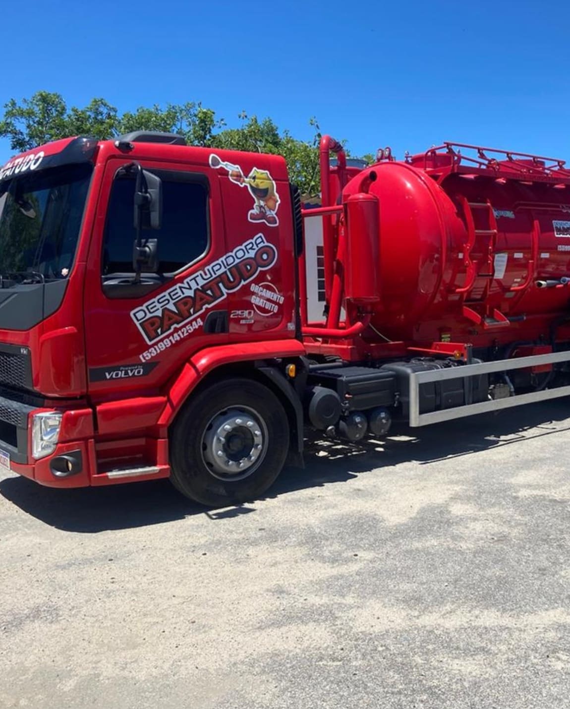Caminhão Volvo de sucção da Papa Tudo